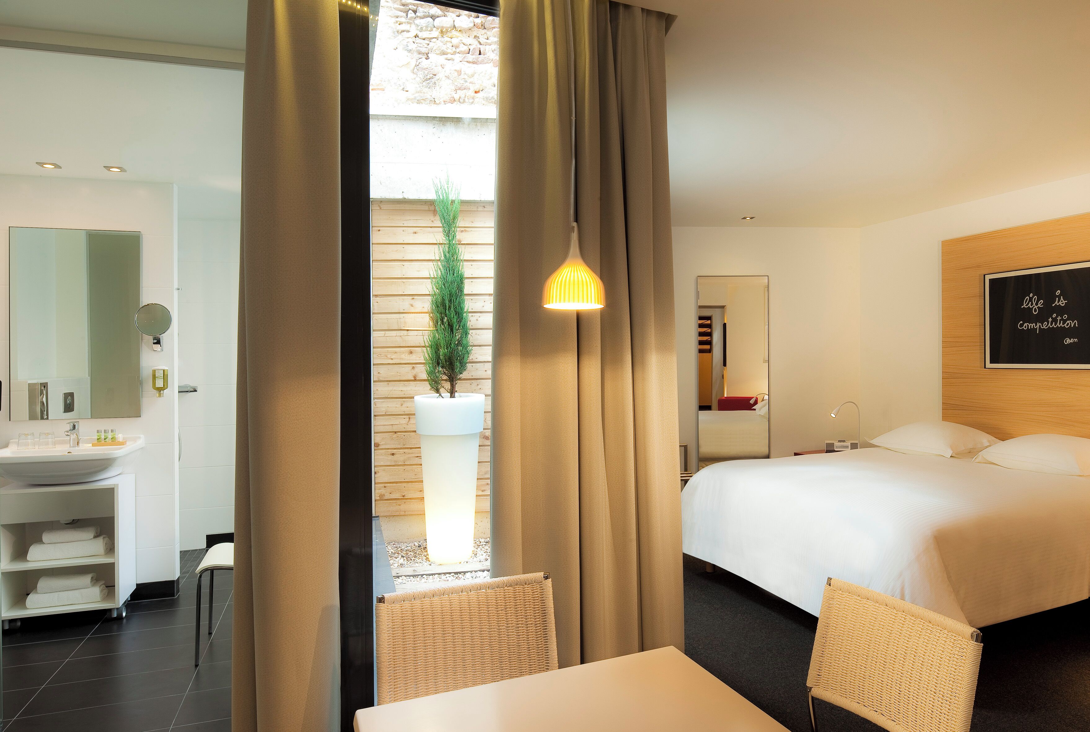 suite, 1 queen bed with sofa bed | 1 bedroom, minibar, in-room safe, desk