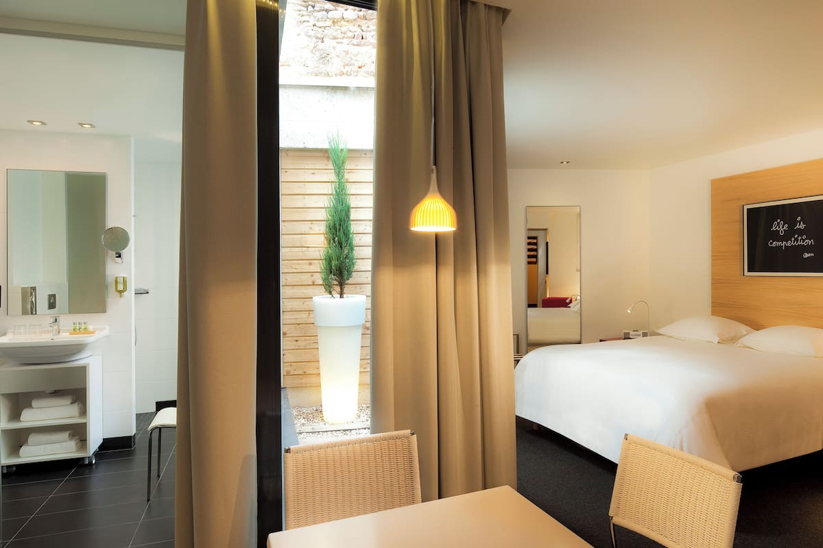 suite, 1 queen bed with sofa bed | 1 bedroom, minibar, in-room safe, desk