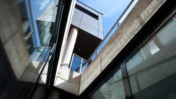 Un bâtiment moderne doté d’une façade en verre et d’une structure en béton.