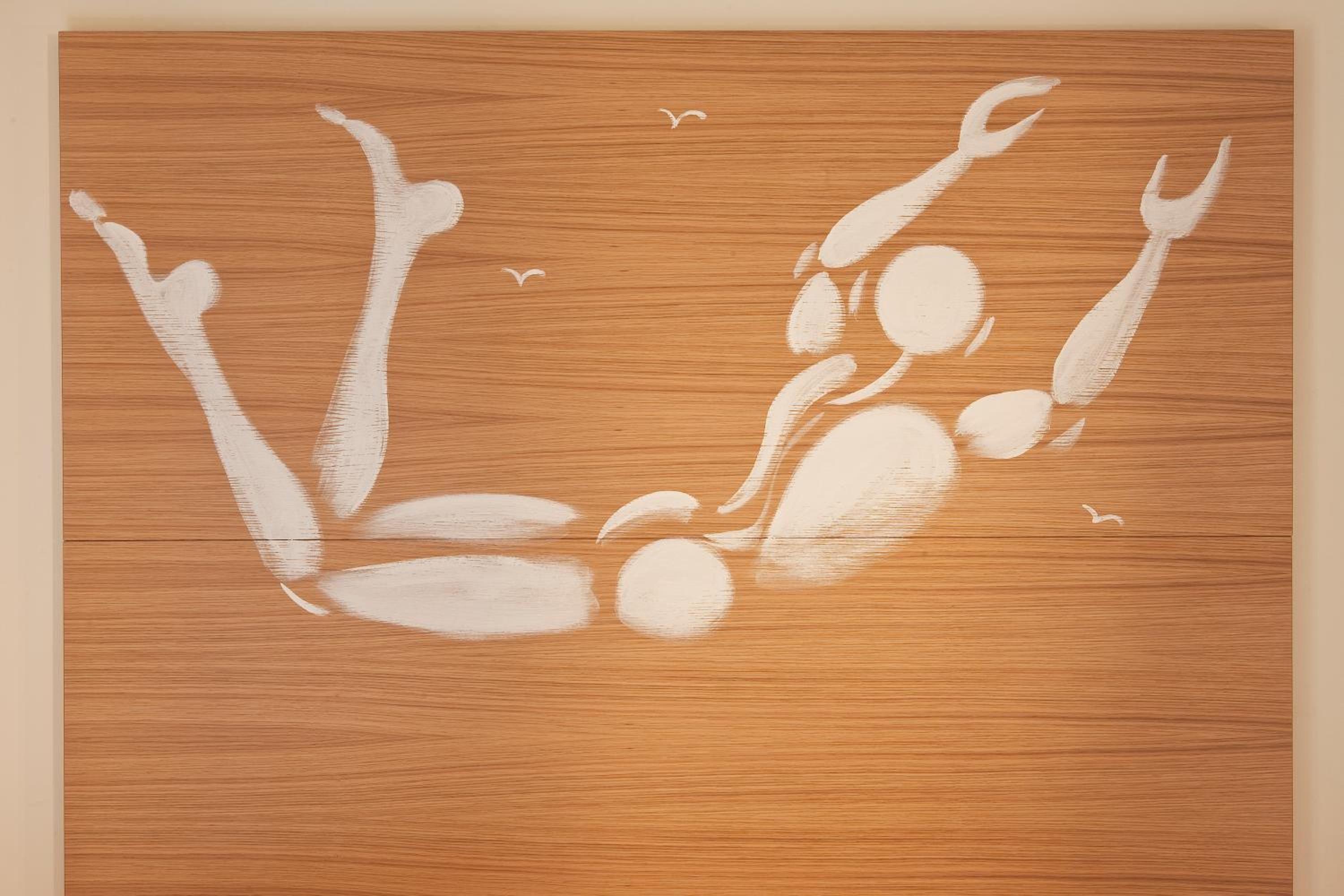 Een houten paneel met een abstract wit ontwerp.