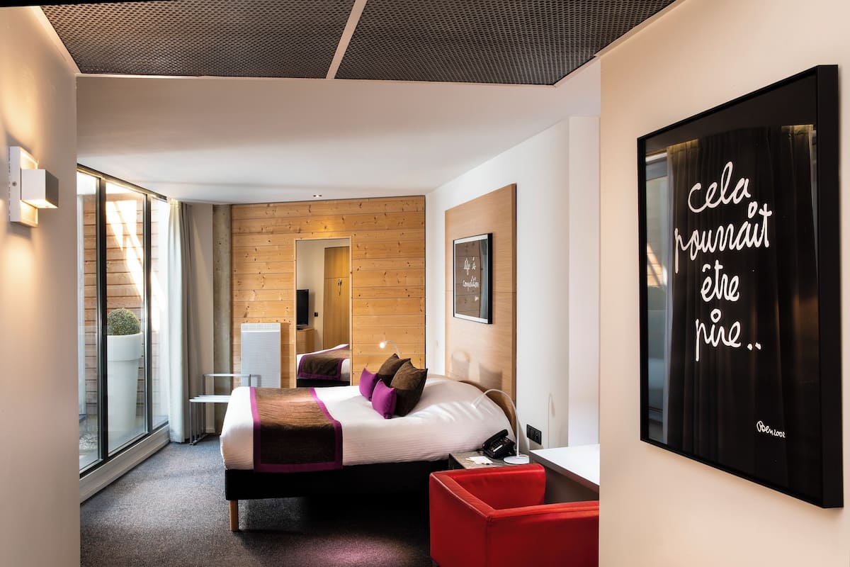 suite, 1 queen bed with sofa bed | 1 bedroom, minibar, in-room safe, desk