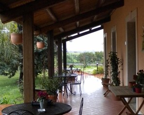 Outdoor dining - Villa Cristina (Syracuse)