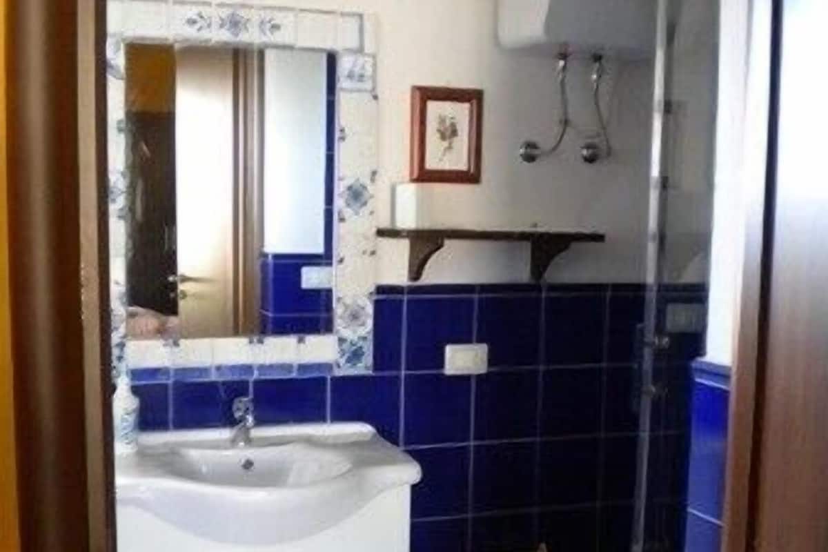 Bathroom sink