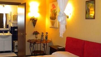 Habitación doble | Ropa de cama de alta calidad, colchones con acolchado adicional, minibar