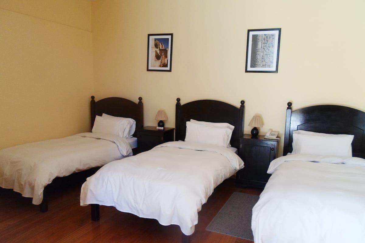 Kamar Triple | Brankas, meja kerja, dan Wi-Fi gratis