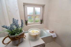 Superior Double Room | Bathroom | Shower, hair dryer (on request), towels - Hosteria PapaGayo (Aloasí)