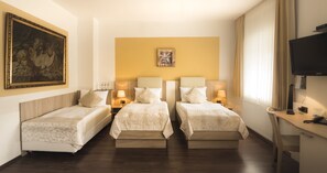 Individually furnished, desk, soundproofing, iron/ironing board - Hotel Carlton Mayfair (Düsseldorf)