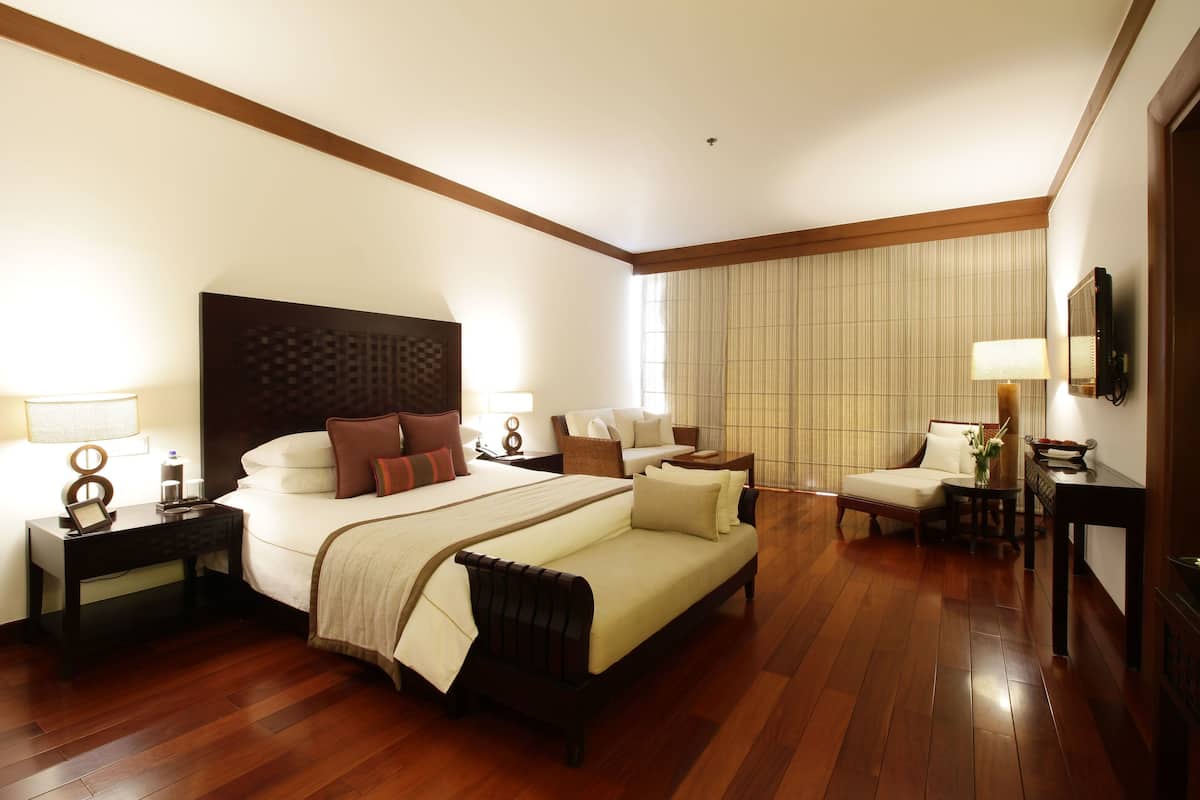 Una habitación de hotel con una cama grande, un sofá, un escritorio y una silla.