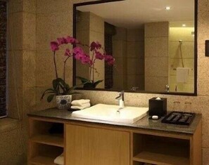 Habitació doble Deluxe | Bany | Dutxa, articles de tocador gratuïts, barnussos i sabatilles