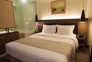 Quarto casal luxo | Frigobar, cofres nos quartos, escrivaninha, cortinas blackout