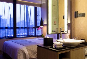 Minibar, caixa forta a l'habitació, escriptori i cortines opaques