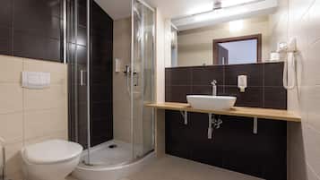 Superior Triple Room | Bathroom | Shower, free toiletries, hair dryer, towels