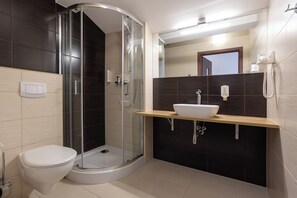 Habitación triple superior | Baño | Ducha, artículos de higiene personal gratuitos y secador de pelo
