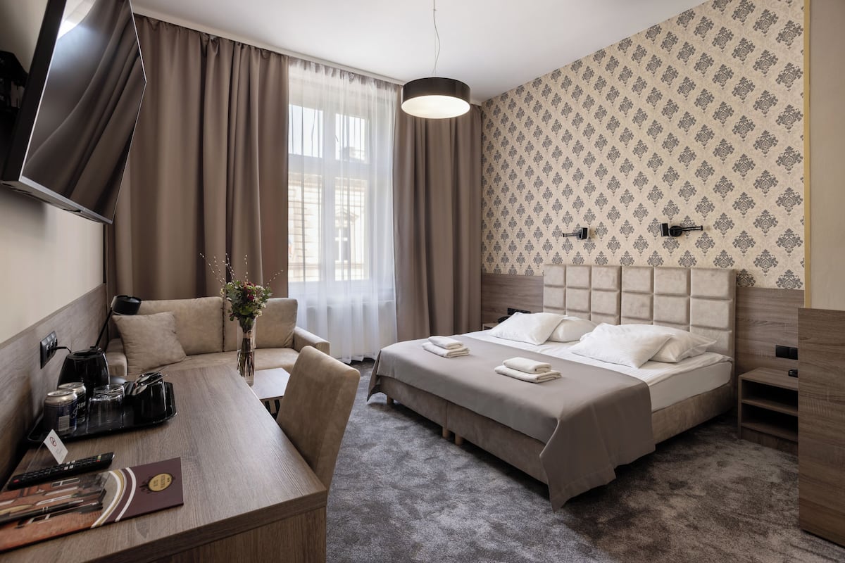 Kahden hengen comfort-huone | Allergiatestatut vuodevaatteet, untuvapeitot, tallelokero huoneessa