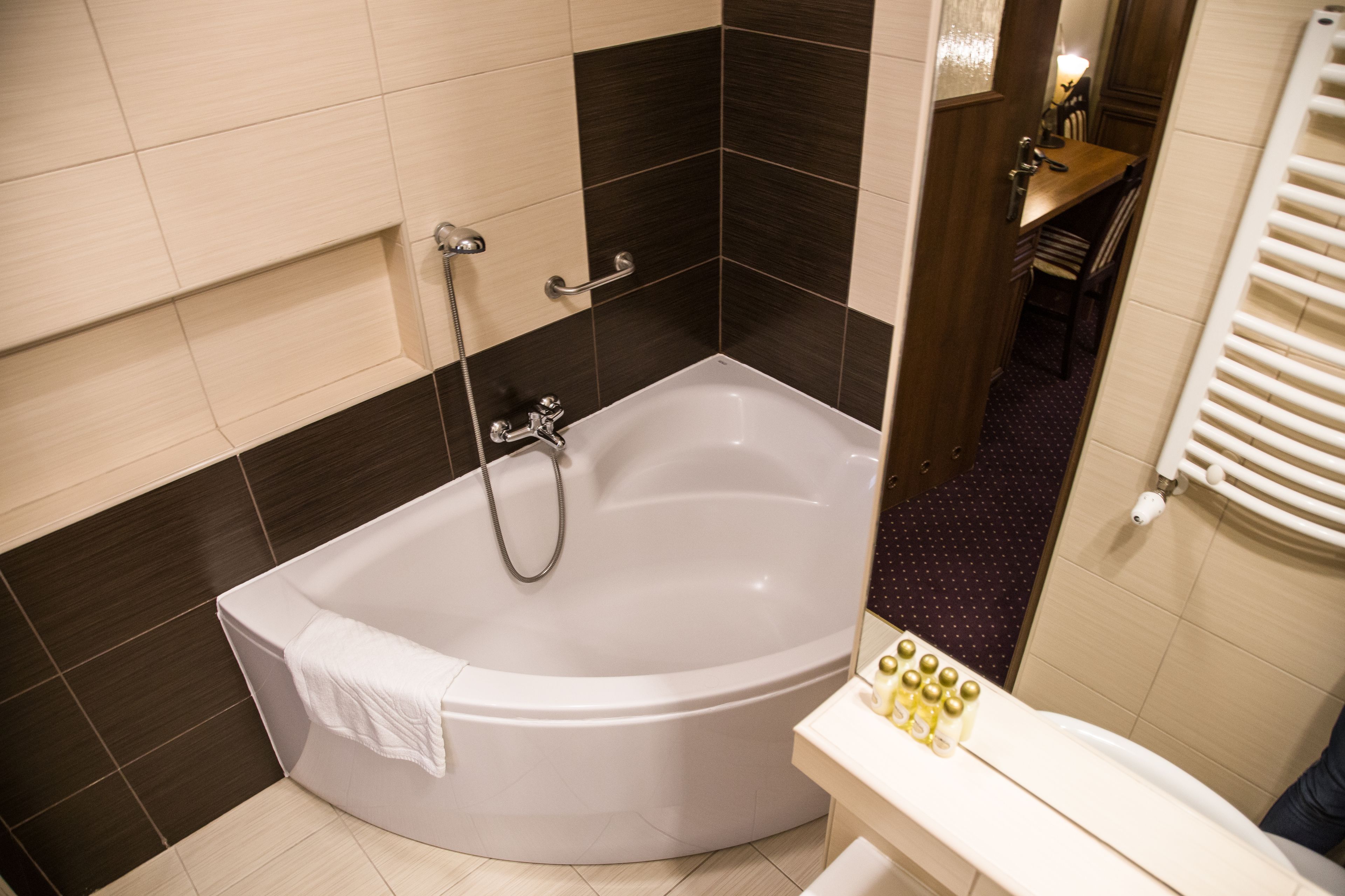 deluxe studio | bathroom | shower, free toiletries, hair dryer, towels
