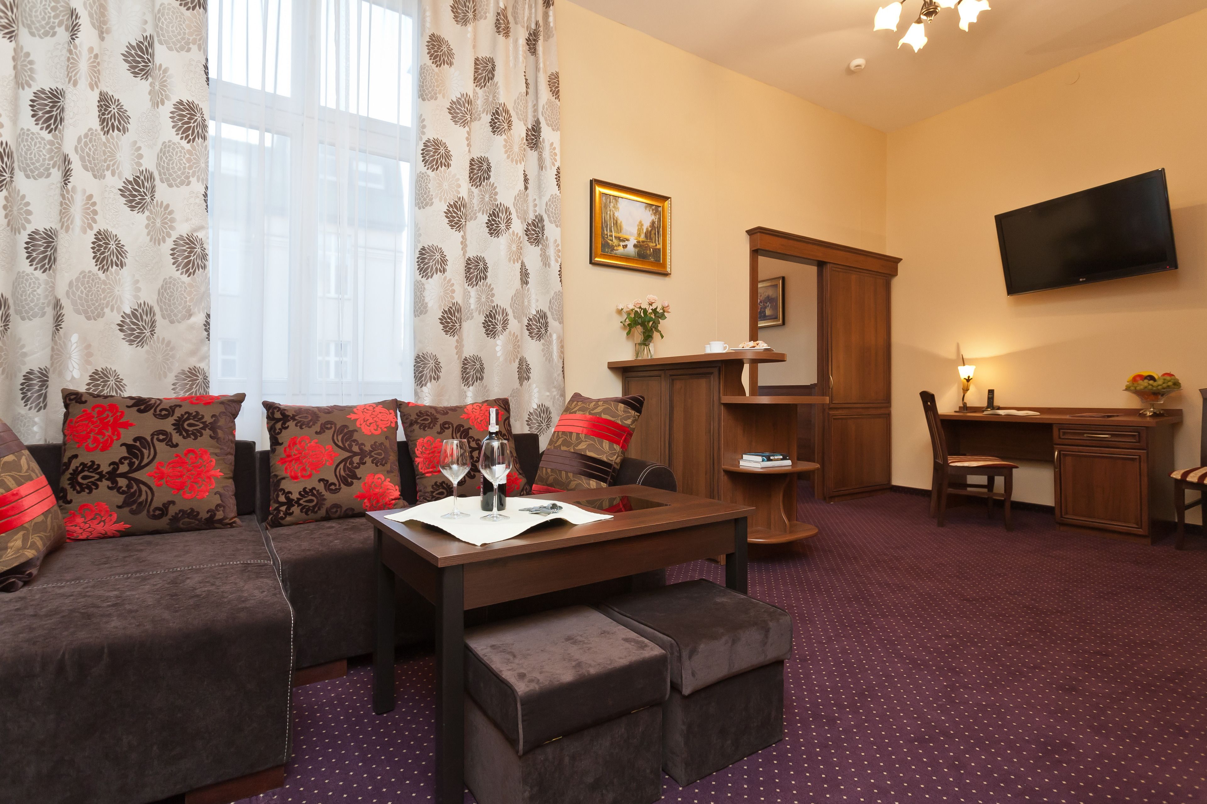 deluxe studio | living room | flat-screen tv