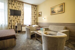 Comfort-Dreibettzimmer | Allergikerbettwaren, Daunenbettdecken, Zimmersafe, individuell dekoriert