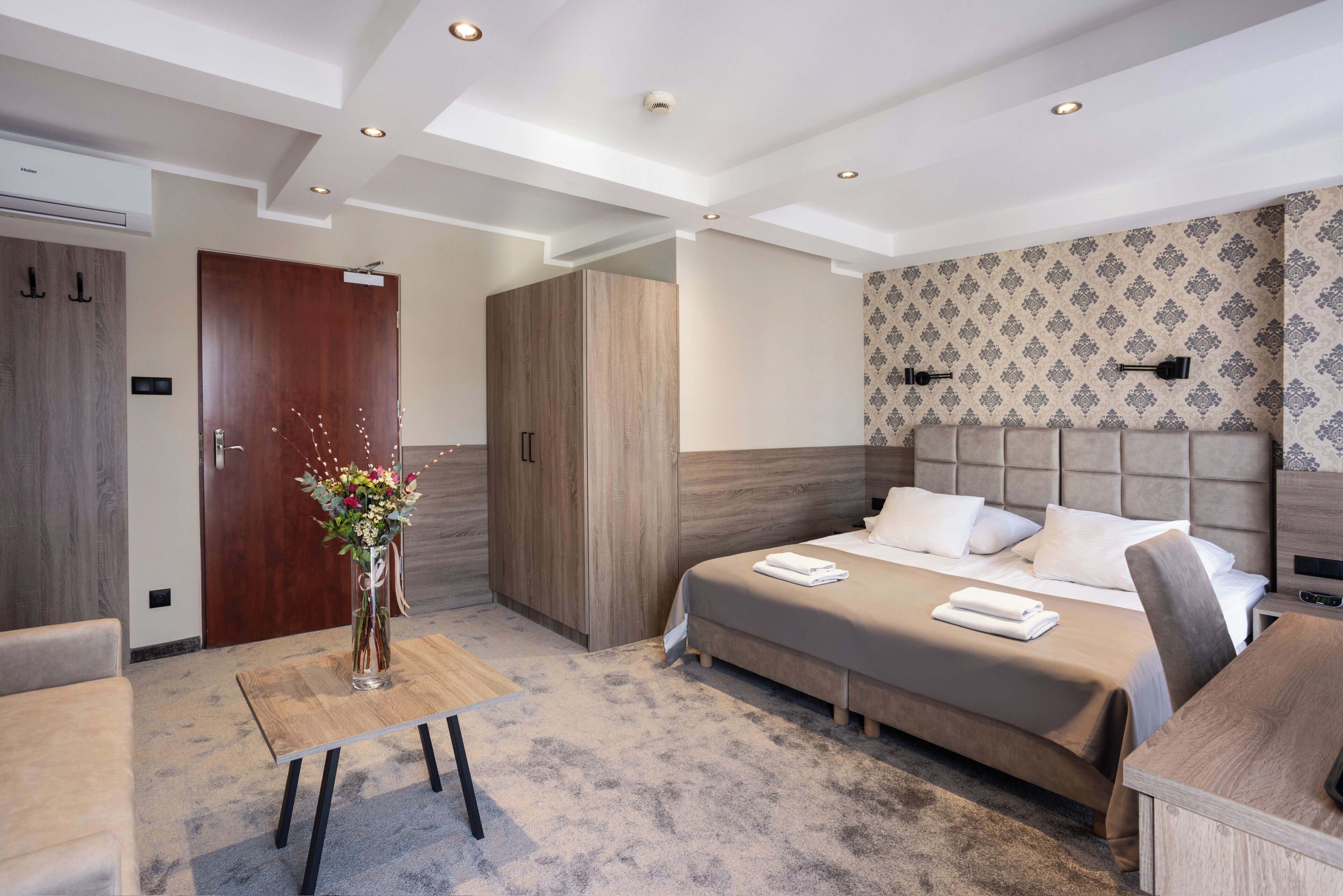 Quarto casal conforto | Roupas de cama antialérgicas, edredons de pluma, cofres nos quartos