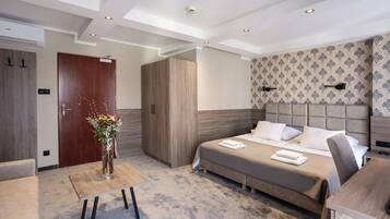 Quarto casal conforto | Roupas de cama antialérgicas, edredons de pluma, cofres nos quartos