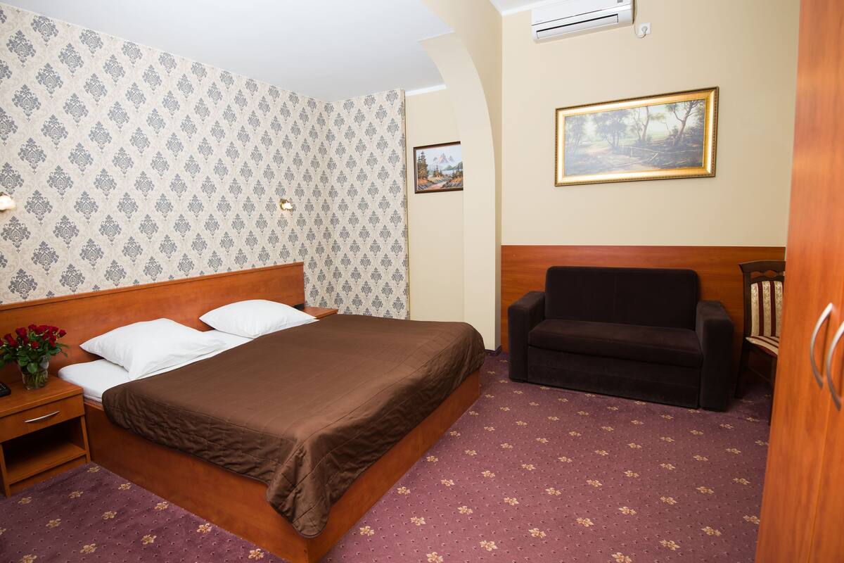 Standard Double or Twin Room | Hypo-allergenic bedding available, down comforters, in-room safe, desk