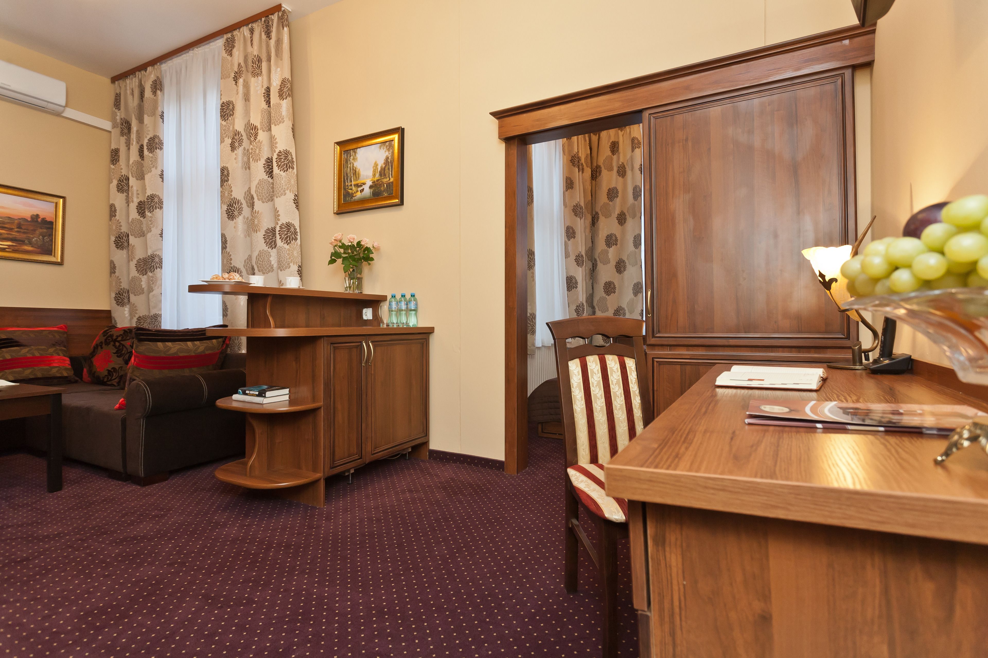 deluxe studio | living room | flat-screen tv