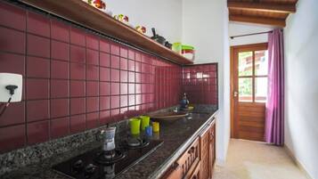 Full-size fridge, stovetop, cookware/dishes/utensils