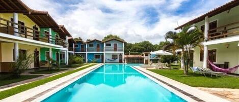 2 buitenzwembaden, parasols bij het zwembad en ligstoelen