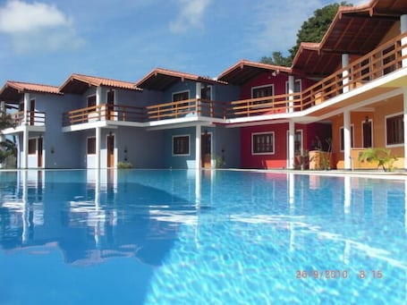 2 室外游泳池,池畔遮阳伞,日光浴躺椅