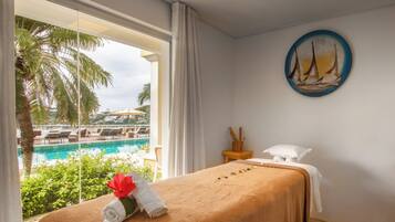 Sauna, hot tub, steam room, 2 treatment rooms, massages