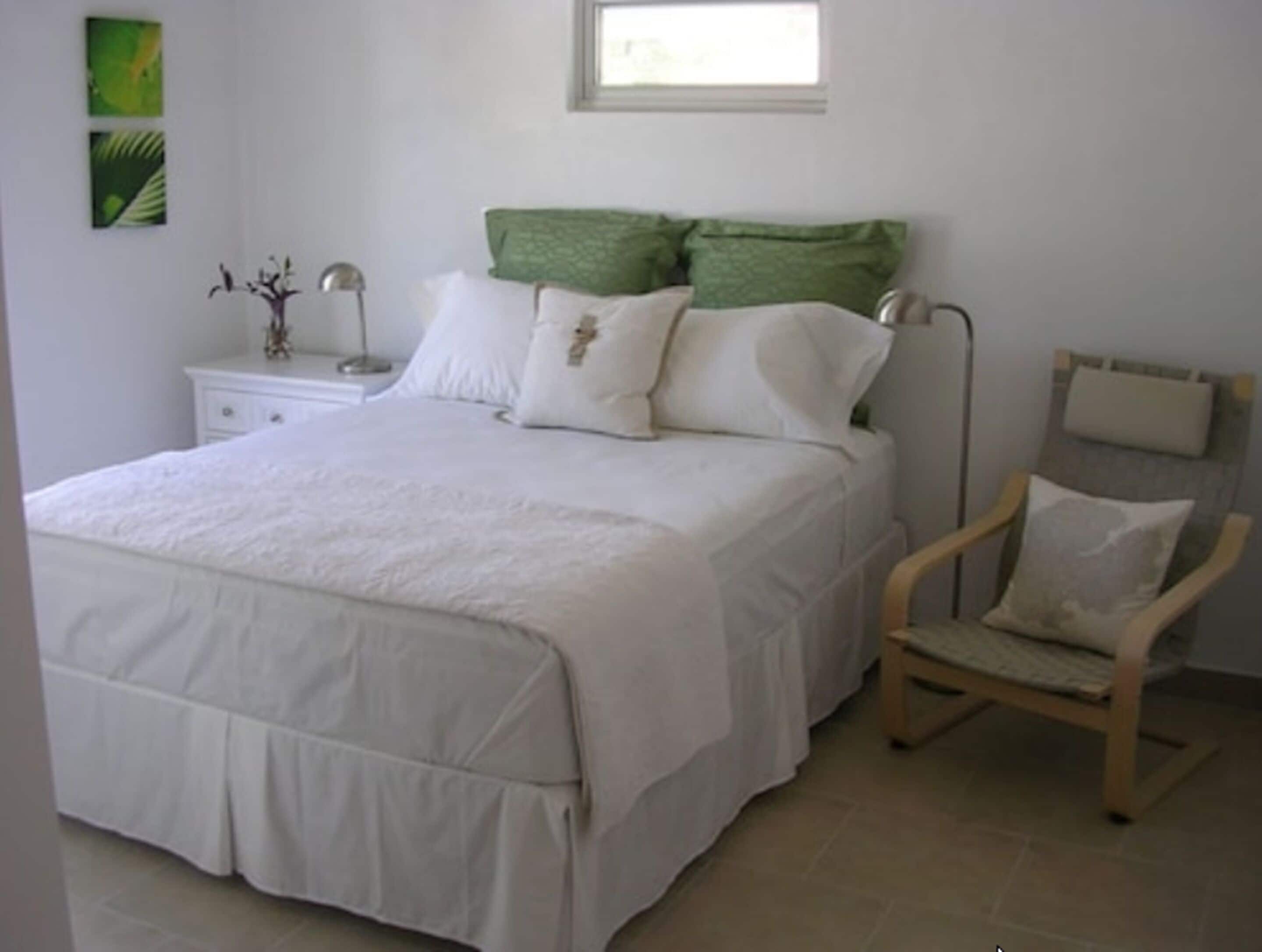 standard room, 1 queen bed | pillow-top beds, individually decorated, individually furnished