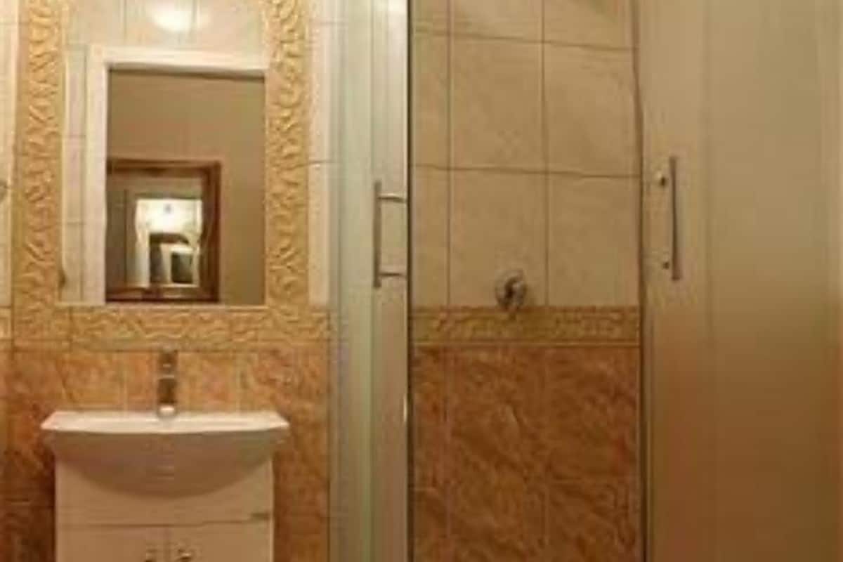 Shower, rainfall showerhead, free toiletries, hair dryer