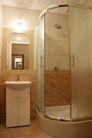 Dusj, regndusjhode, toalettartikler (inkludert) og hårføner