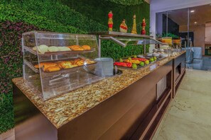 Free daily full breakfast  - La Quinta by Wyndham Poza Rica (Poza Rica)