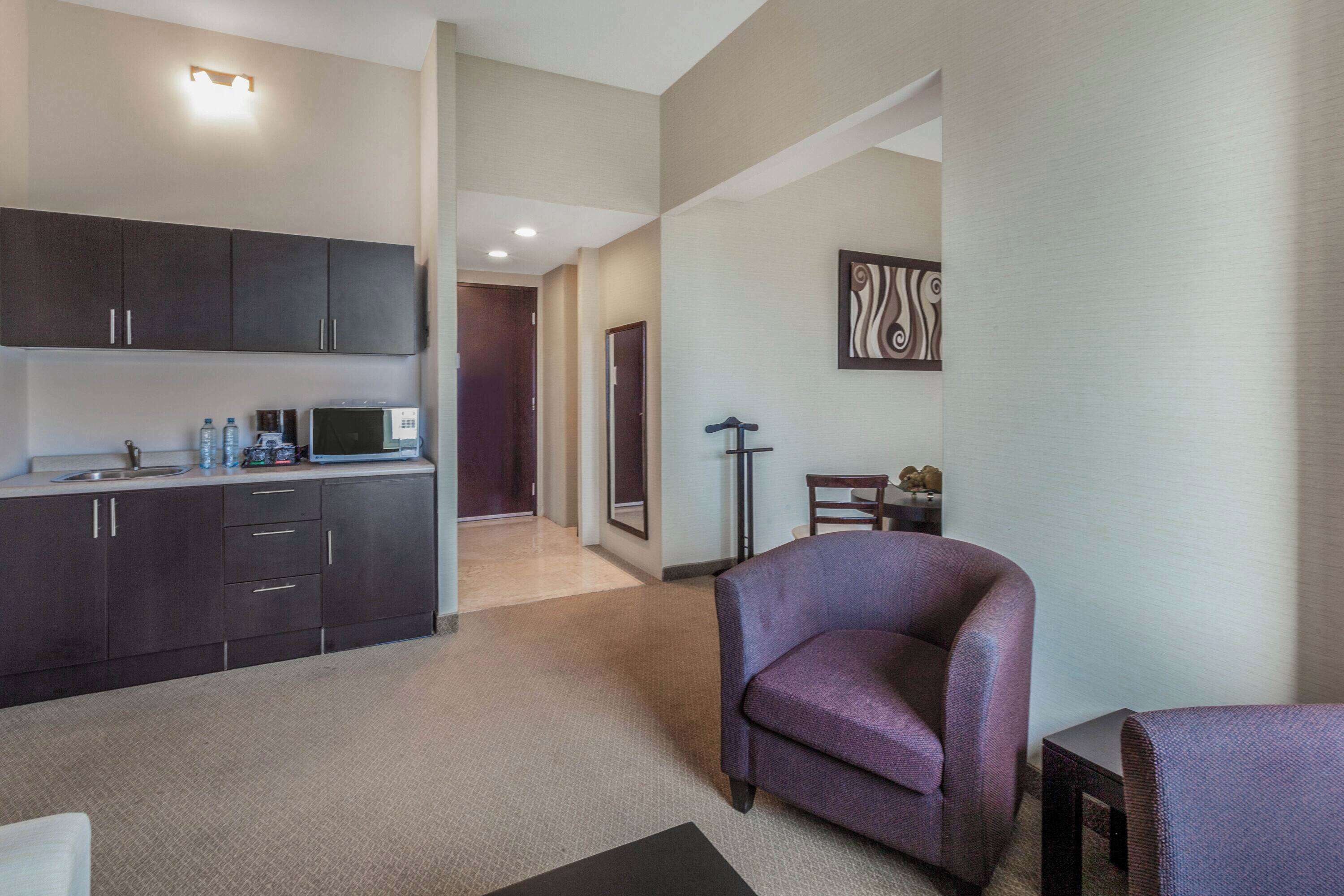 suite, 1 king bed | premium bedding, down duvets, pillow-top beds, in-room safe