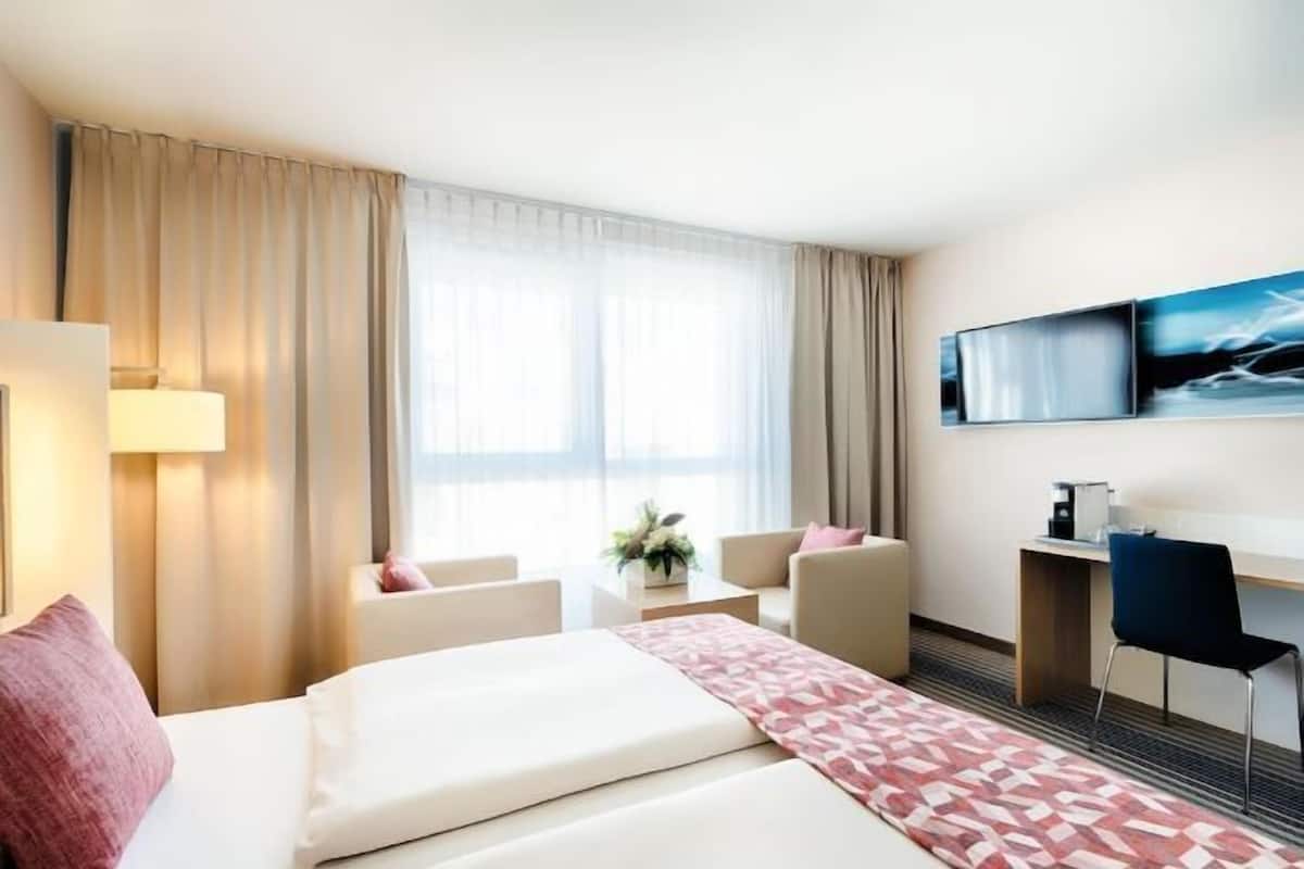 1 bedroom, premium bedding, in-room safe, desk