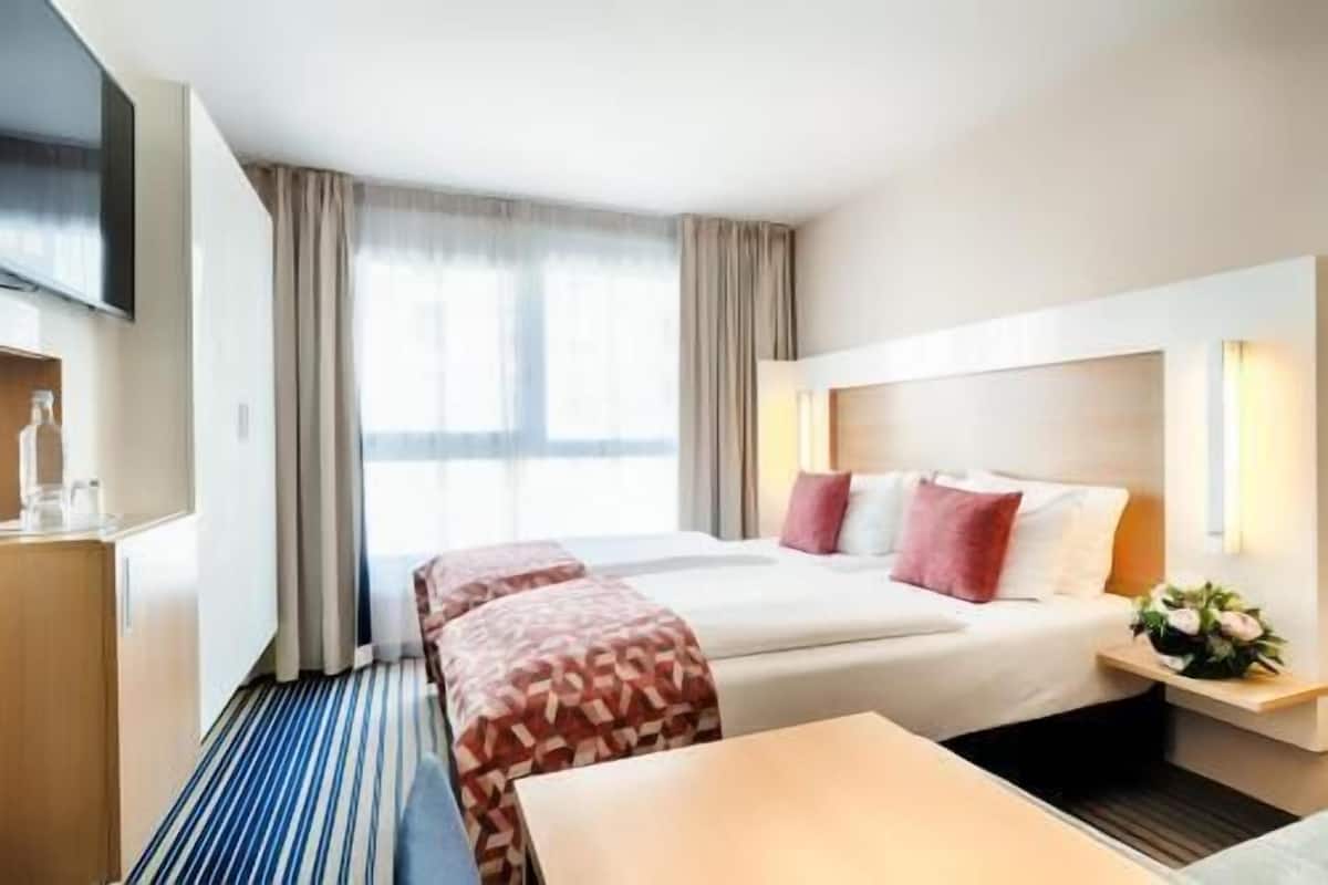 Premium bedding, in-room safe, desk, laptop workspace