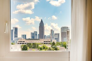 Kaliteli yatak takımı, odada kasa, masa 