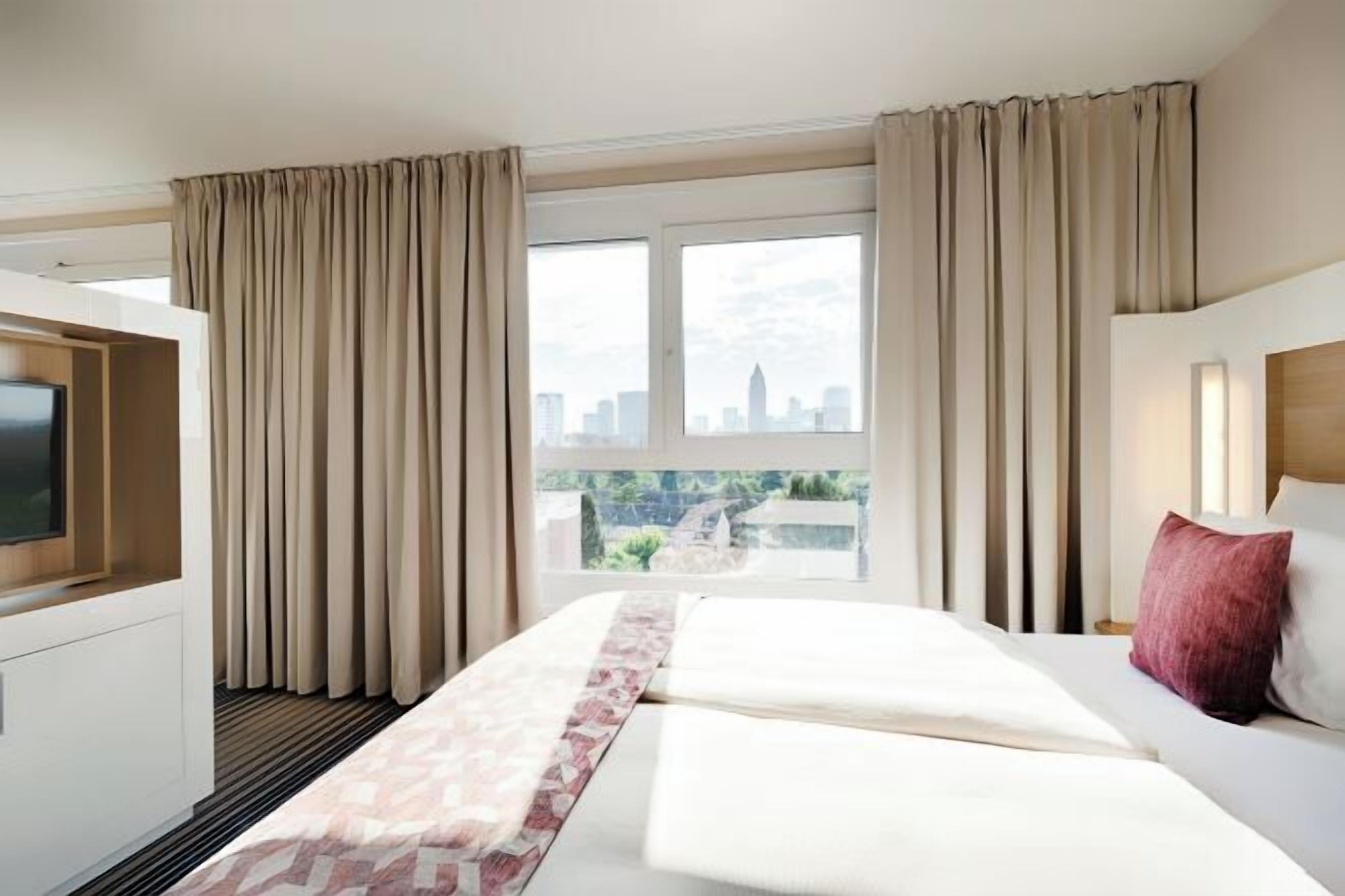 Premium bedding, in-room safe, desk, laptop workspace