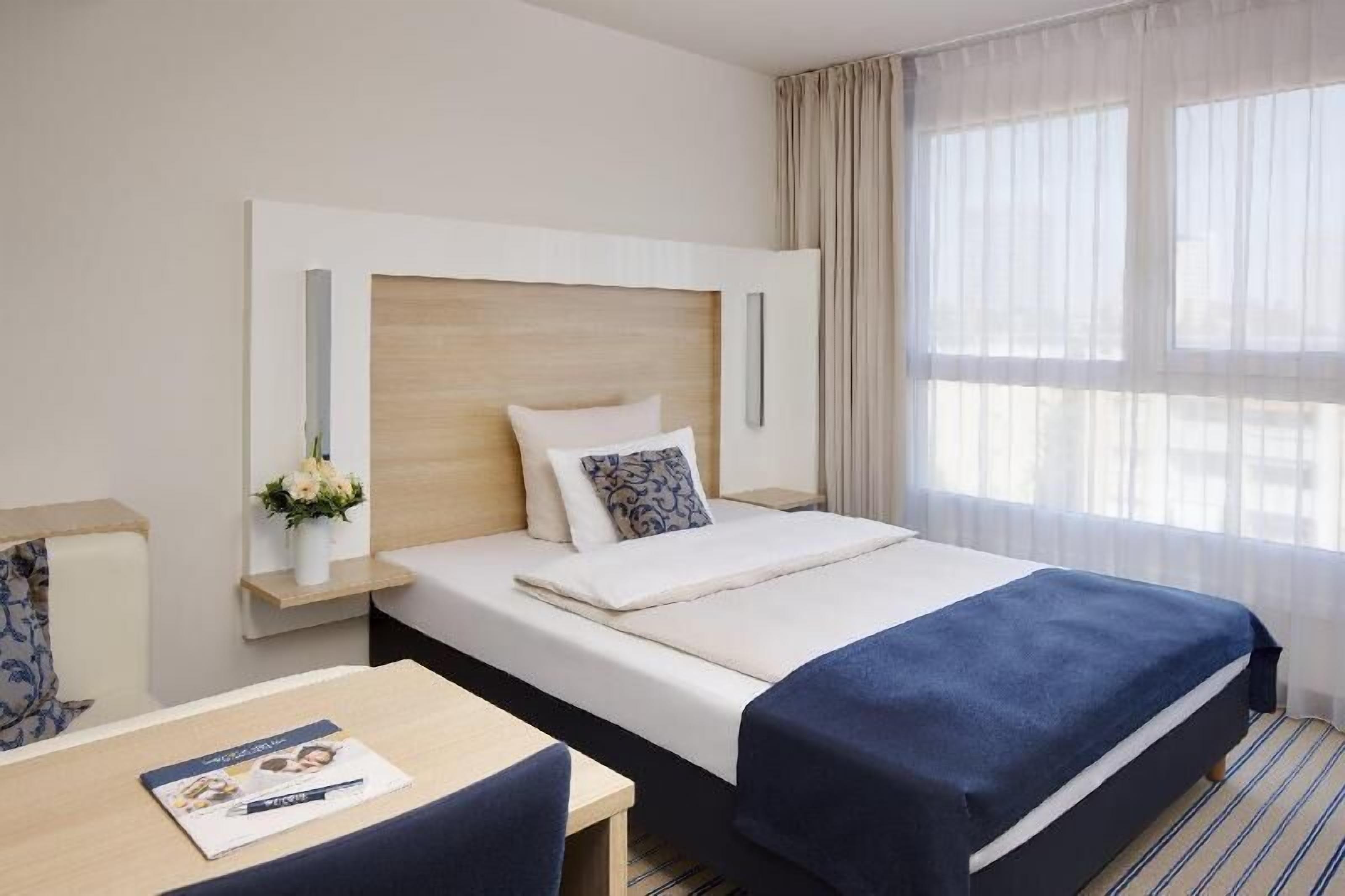 Premium bedding, in-room safe, desk, laptop workspace