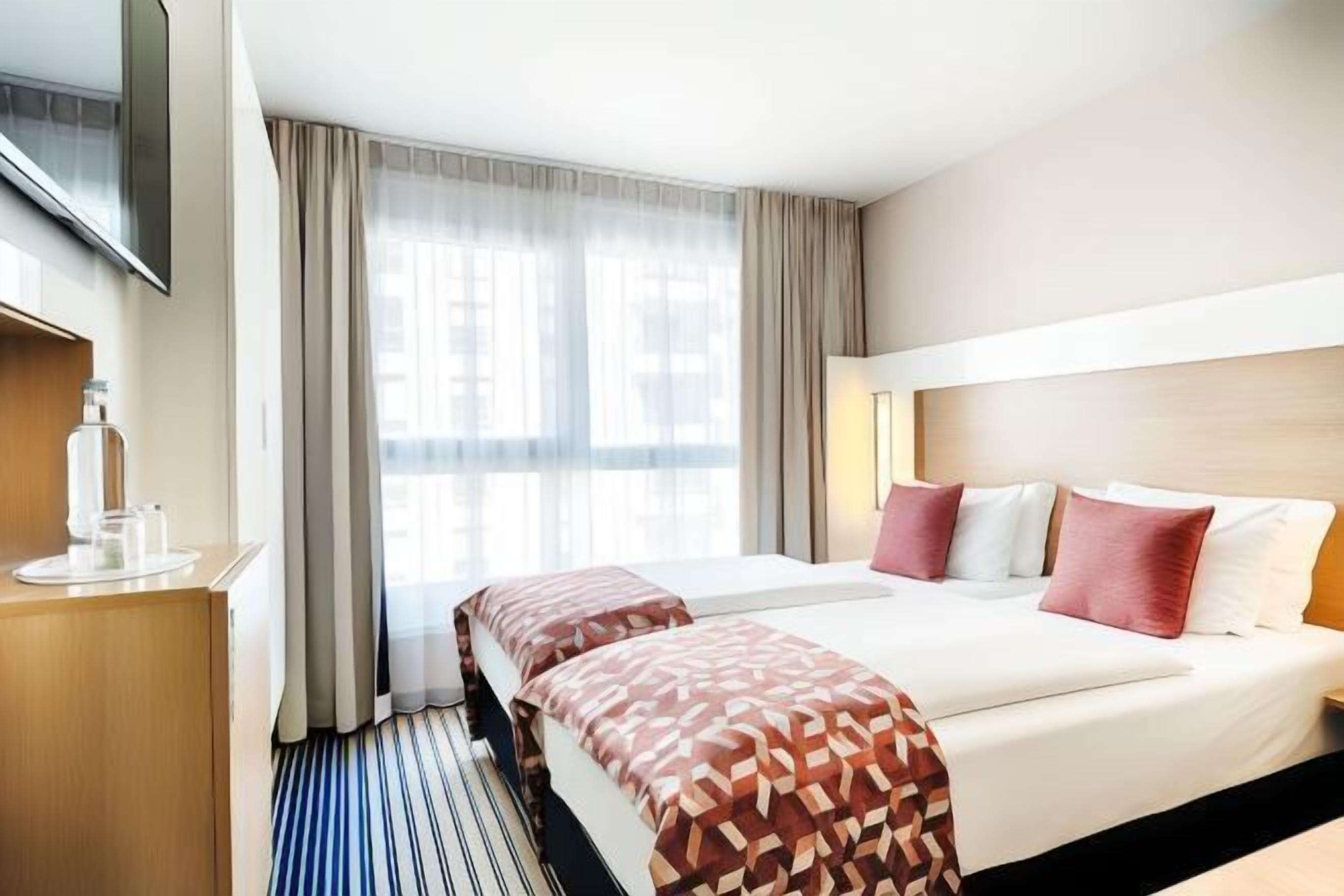 Premium bedding, in-room safe, desk, laptop workspace