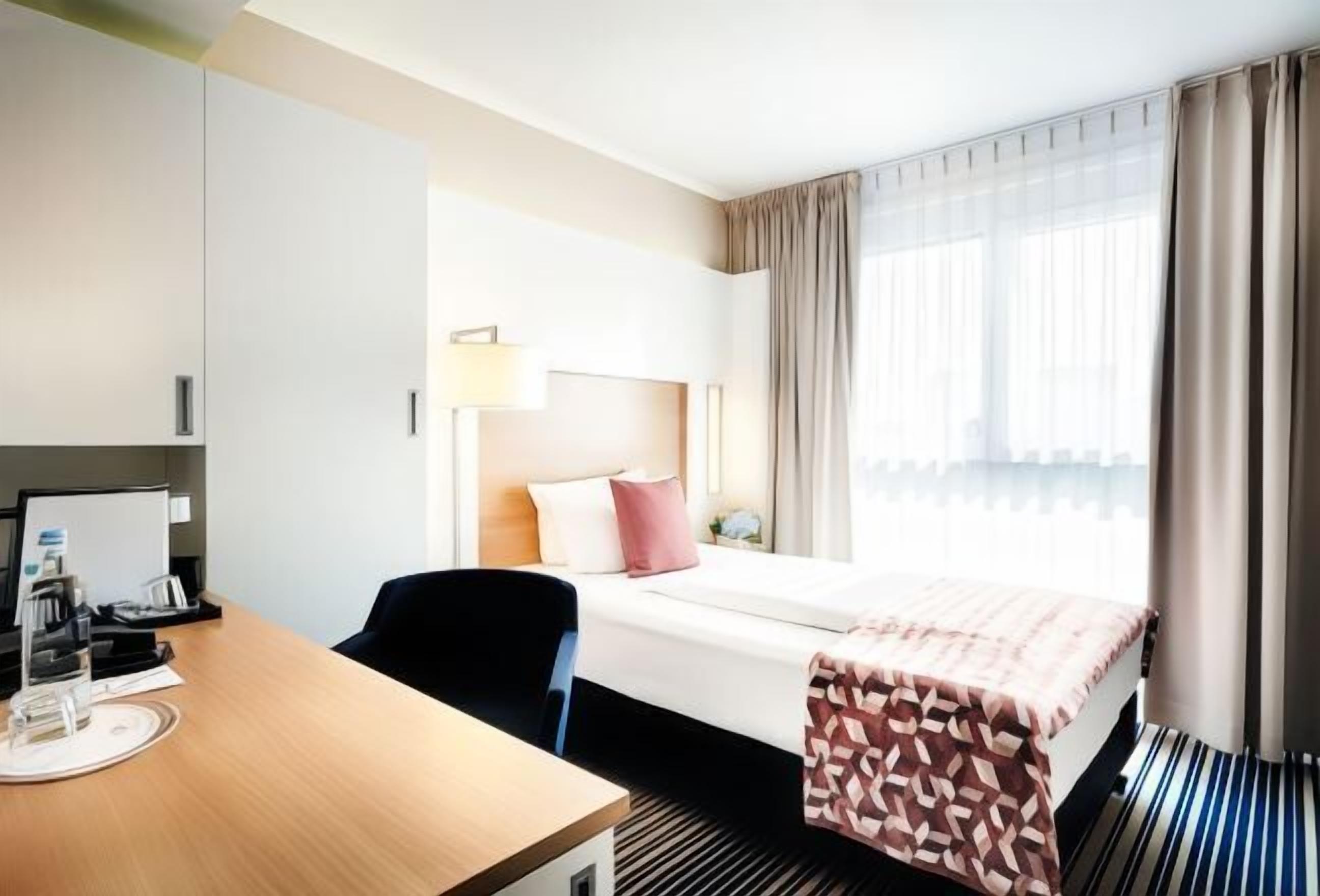 Premium bedding, in-room safe, desk, laptop workspace