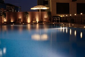 Outdoor pool, pool umbrellas, sun loungers - Sterlings Mac Hotel (Bengaluru)