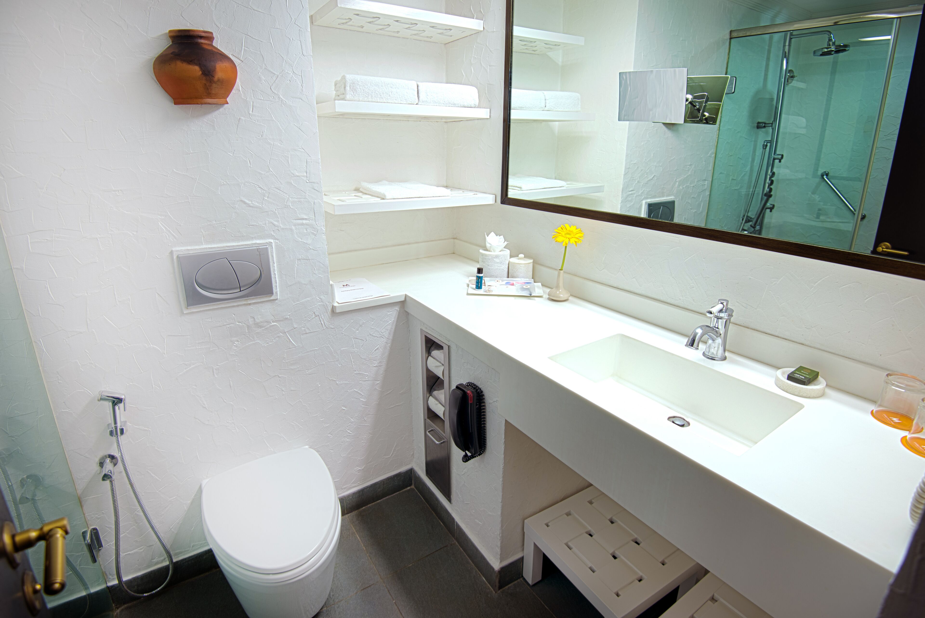 combined shower/bathtub, hydromassage showerhead, free toiletries