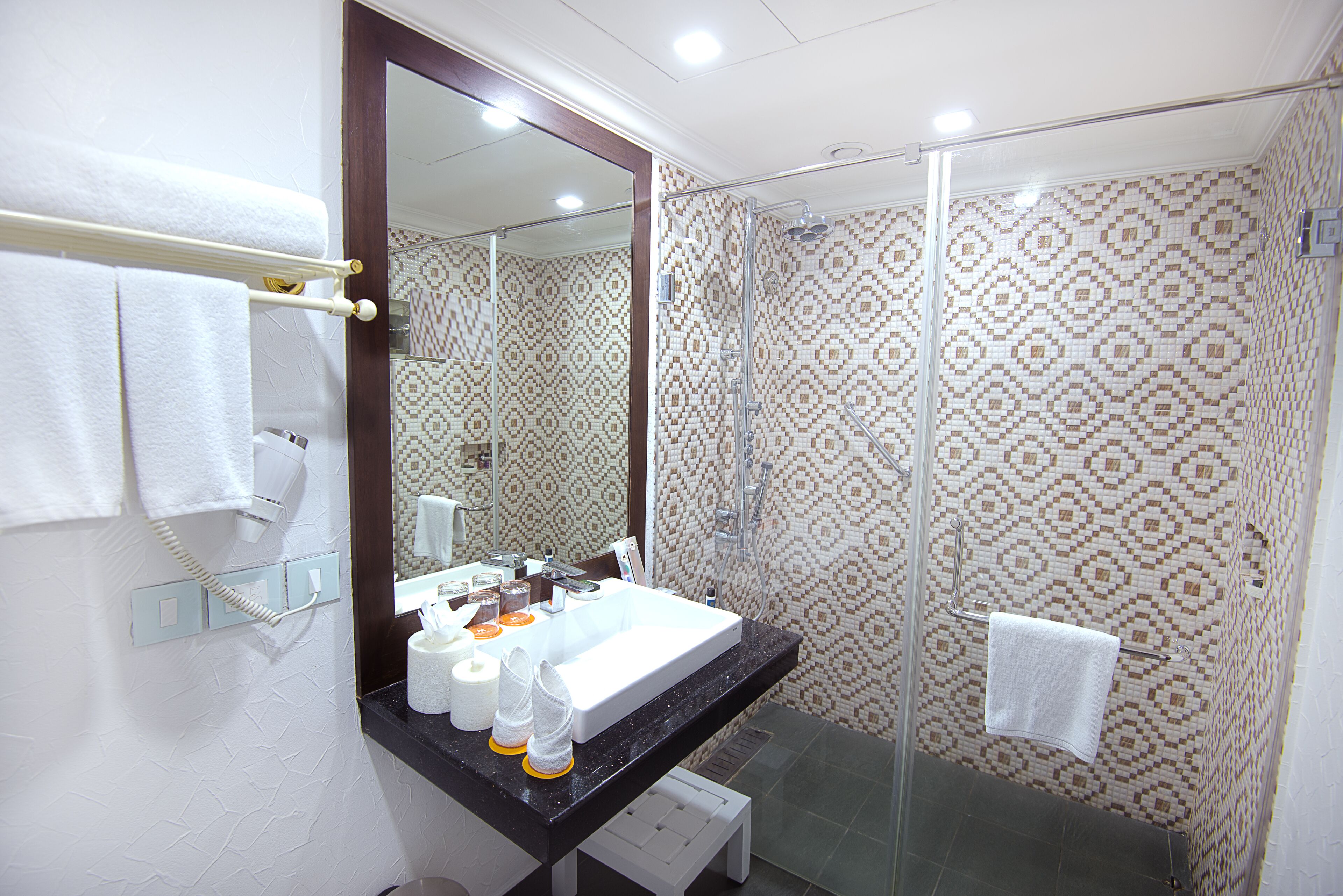 combined shower/bathtub, hydromassage showerhead, free toiletries