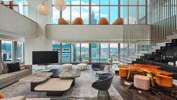 Frigobar, cofres nos quartos, escrivaninha, quartos à prova de som