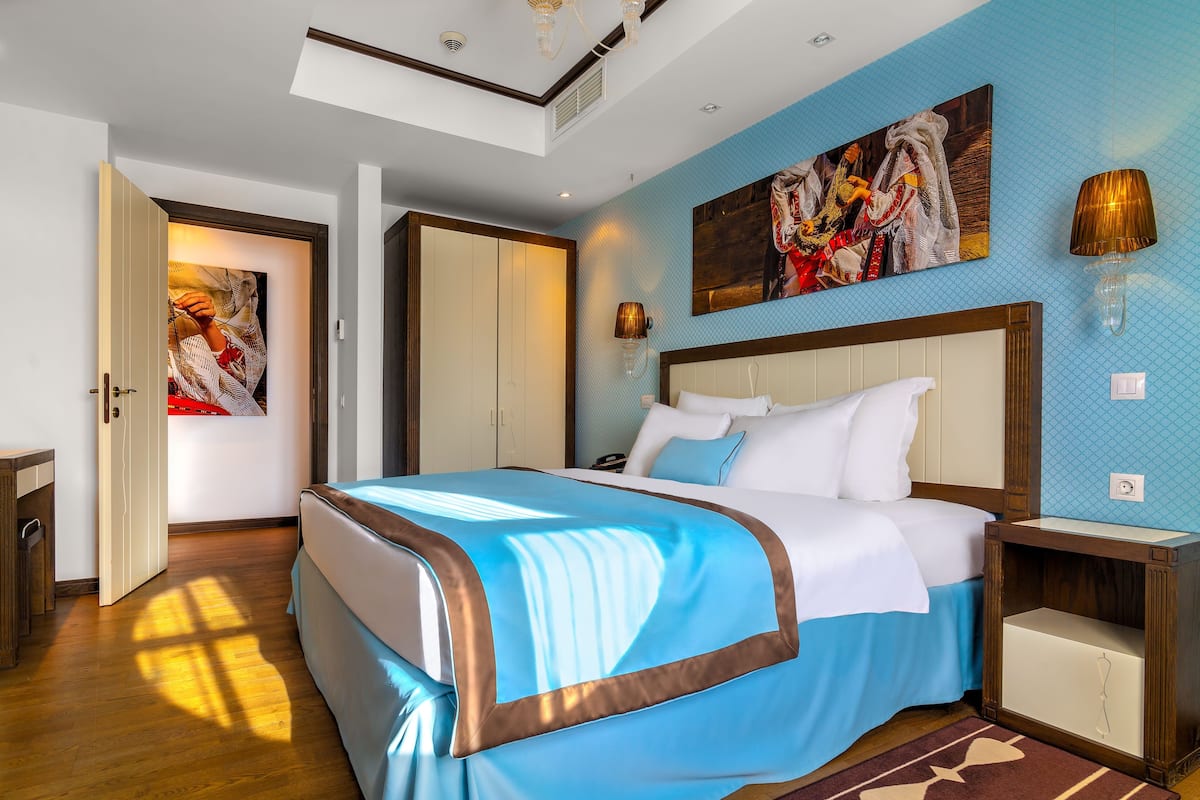 Suite presidencial (Cismigiu VIP Suite) | 1 dormitorio, ropa de cama de alta calidad, minibar y caja fuerte