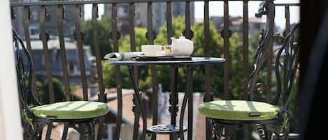 Deluxe Suite with balcony | Terrace/patio