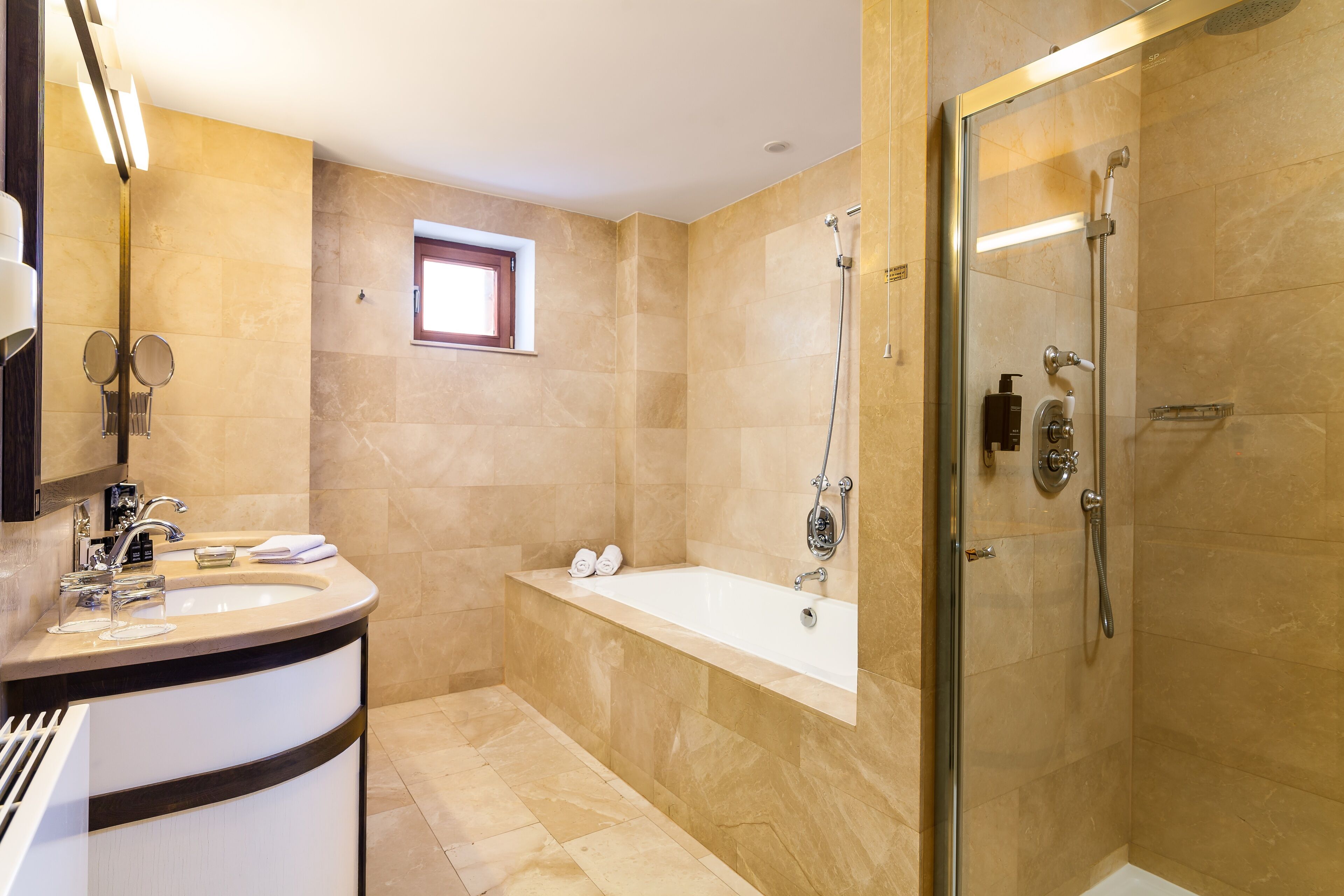 Un baño moderno con bañera, ducha y lavamanos.
