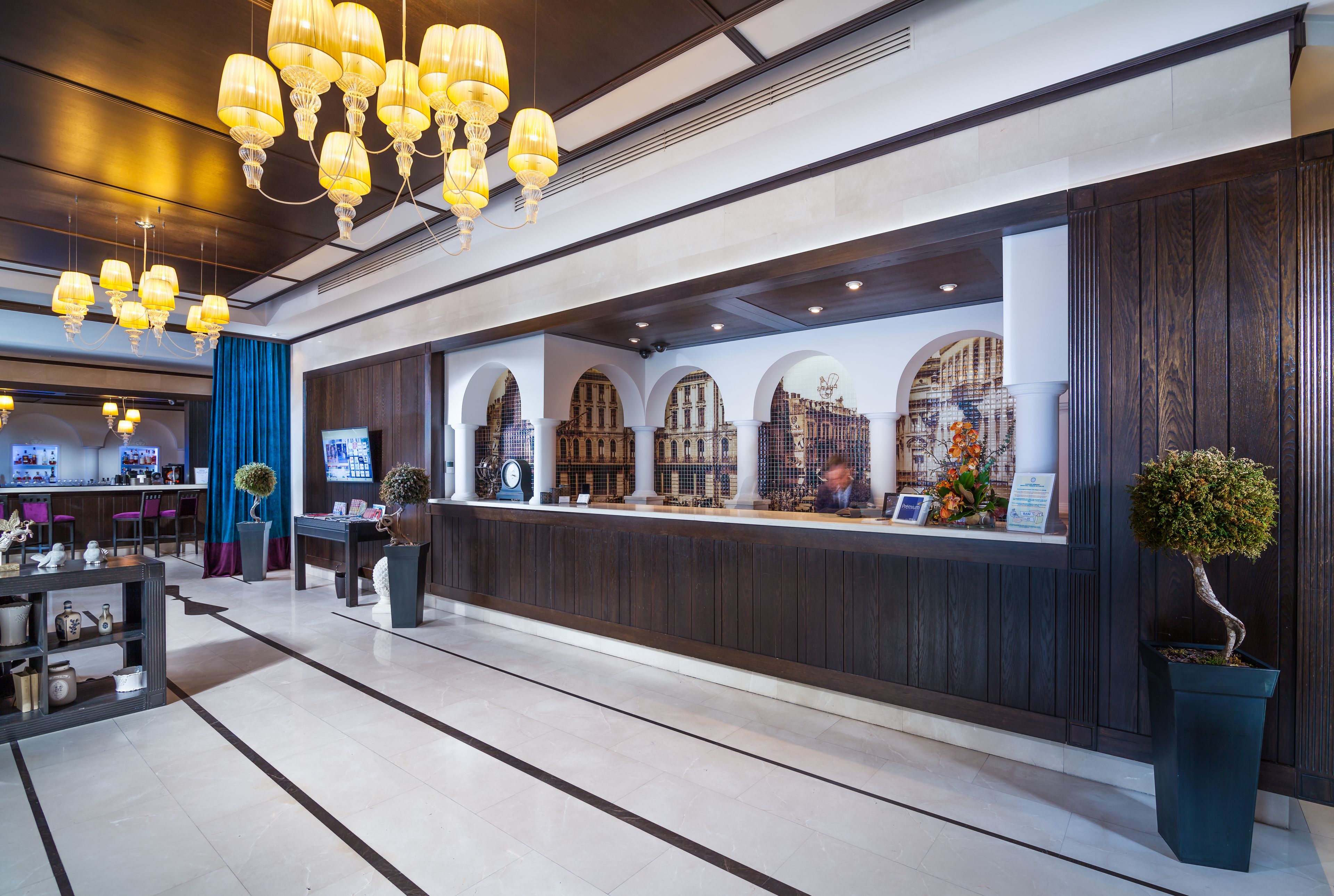 Un área de recepción con mostrador, asientos y detalles decorativos.