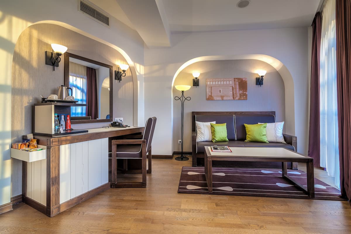 1 bedroom, premium bedding, minibar, in-room safe